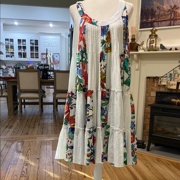 Kikisol Dresses & Skirts - White and Red Sleeveless Scoop Neck Sundress
